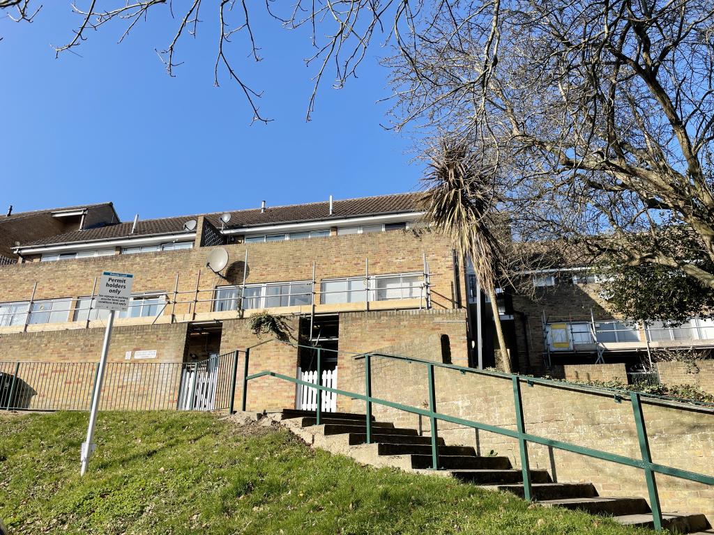 Lot: 128 - THREE-BEDROOM MAISONETTE FOR IMPROVEMENT - Main image of flat for sale in Sydenham by auction